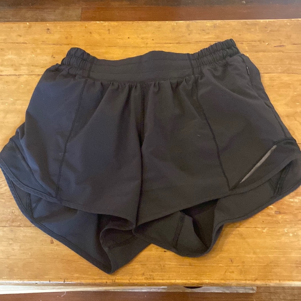 lululemon hotty hot (size 6; 4 inch) low waisted; no flaws, great condition!